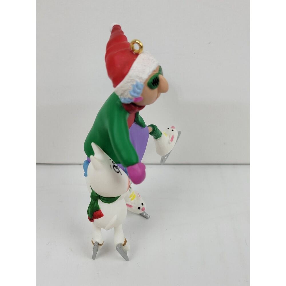 1999 Hallmark Keepsake Christmas Ornament Maxine & Floyd "On Thin Ice" Skating - Picture 4 of 5